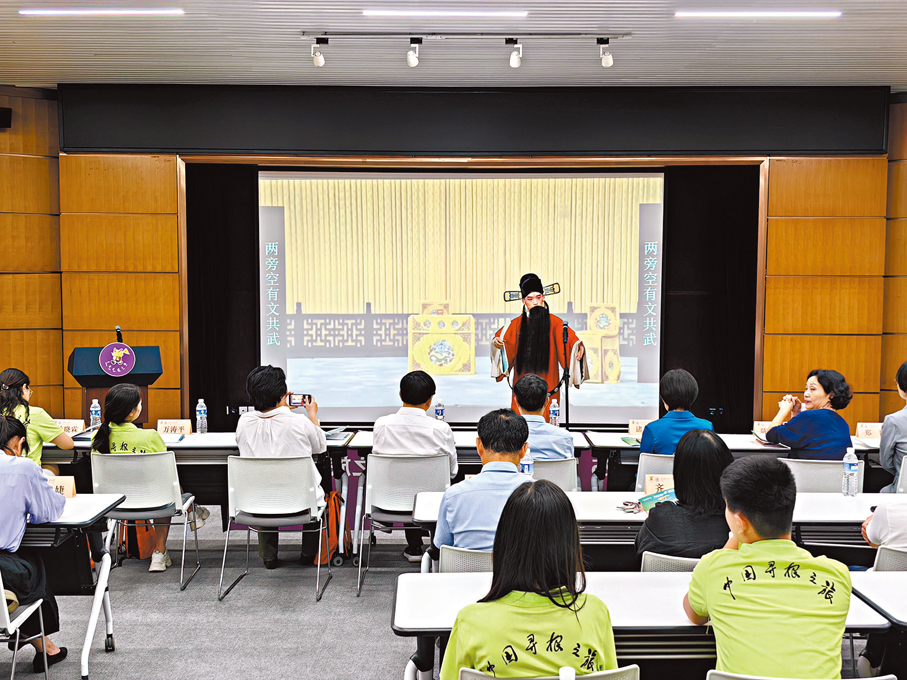 ●營員們欣賞京劇《打嚴嵩》選段。