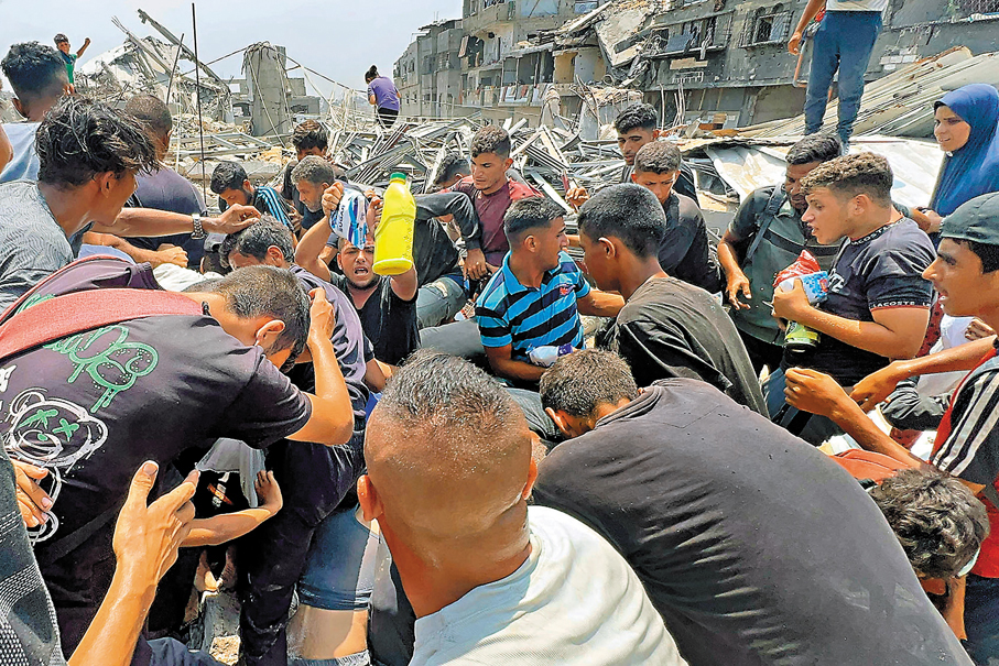 ●巴人在加沙北部賈巴利亞爭奪空投人道物資。  法新社