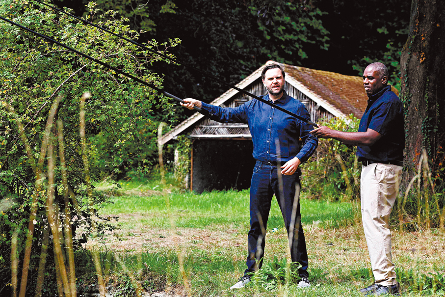 ●拉米（右）於肯特郡住所會見萬斯。 法新社