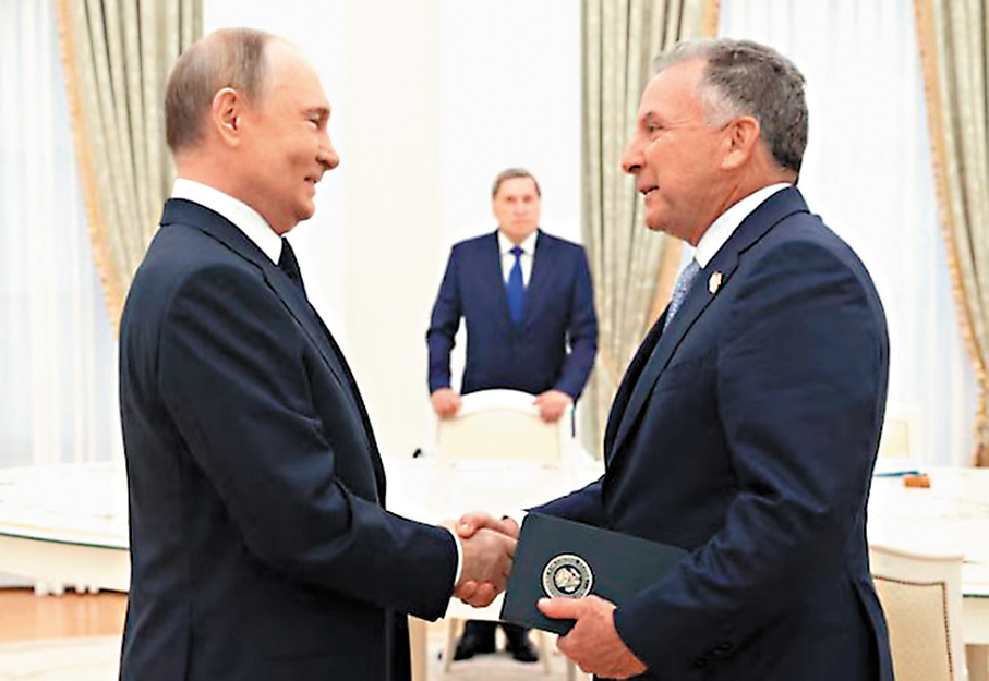 ●普京（左）早前與美國特使威特科夫會面後，打破傳統臨時安排周五舉行俄美峰會。 資料圖片