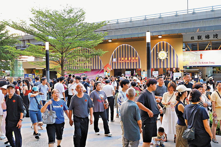 ●旅客輪候乘坐維港遊渡輪遊覽。香港文匯報記者北山彥  攝