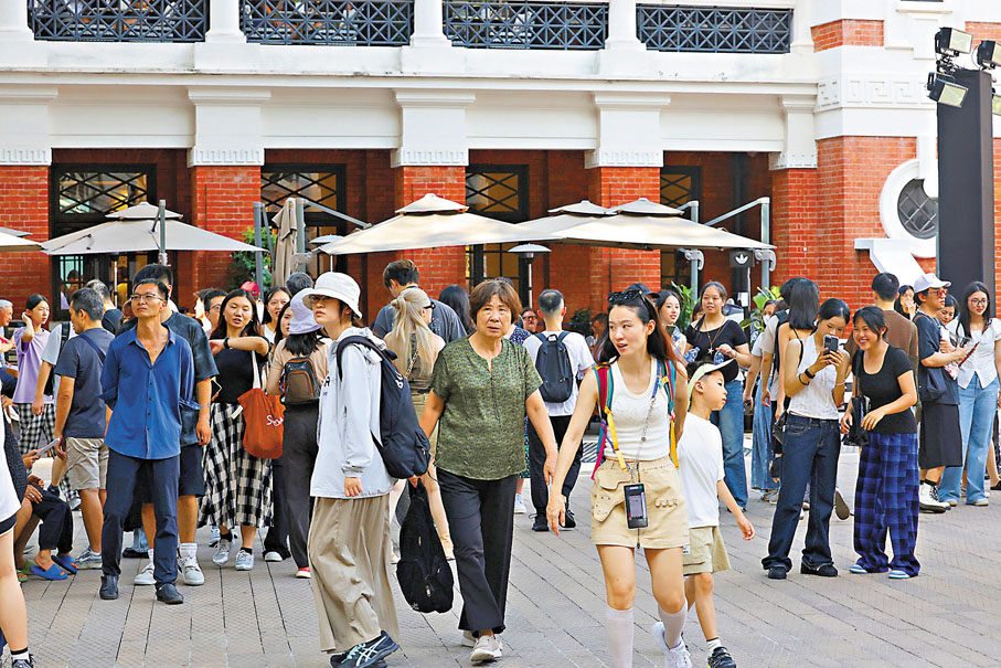 ●中環大館人山人海。香港文匯報記者萬霜靈  攝