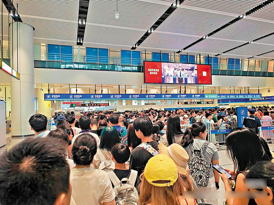 ●蓮塘口岸昨早人頭湧湧，幾近逼爆。網上圖片