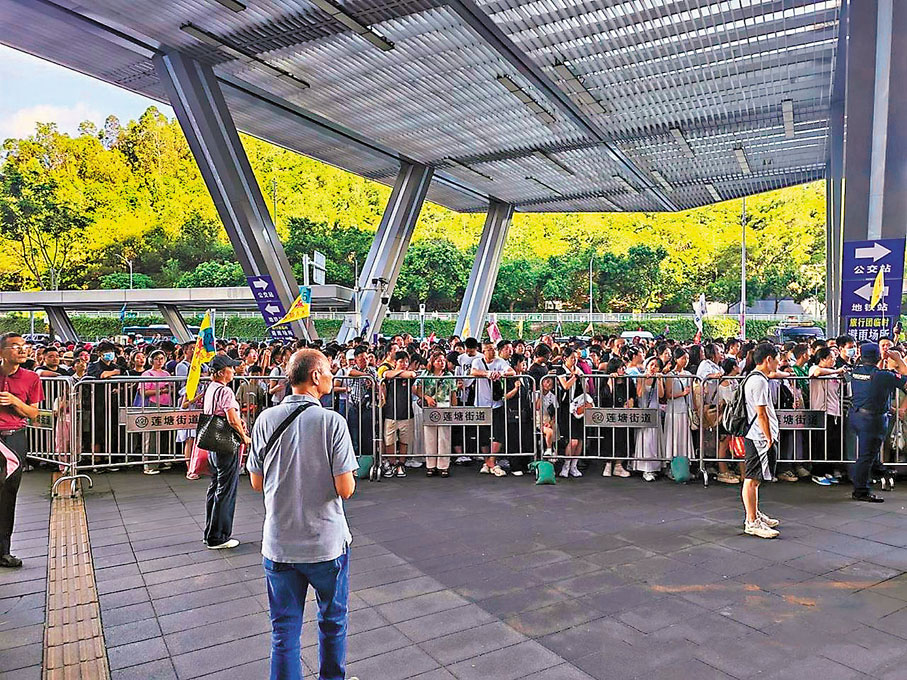 ●來港的遊客昨早等候過關，擠滿蓮塘口岸。 網上圖片