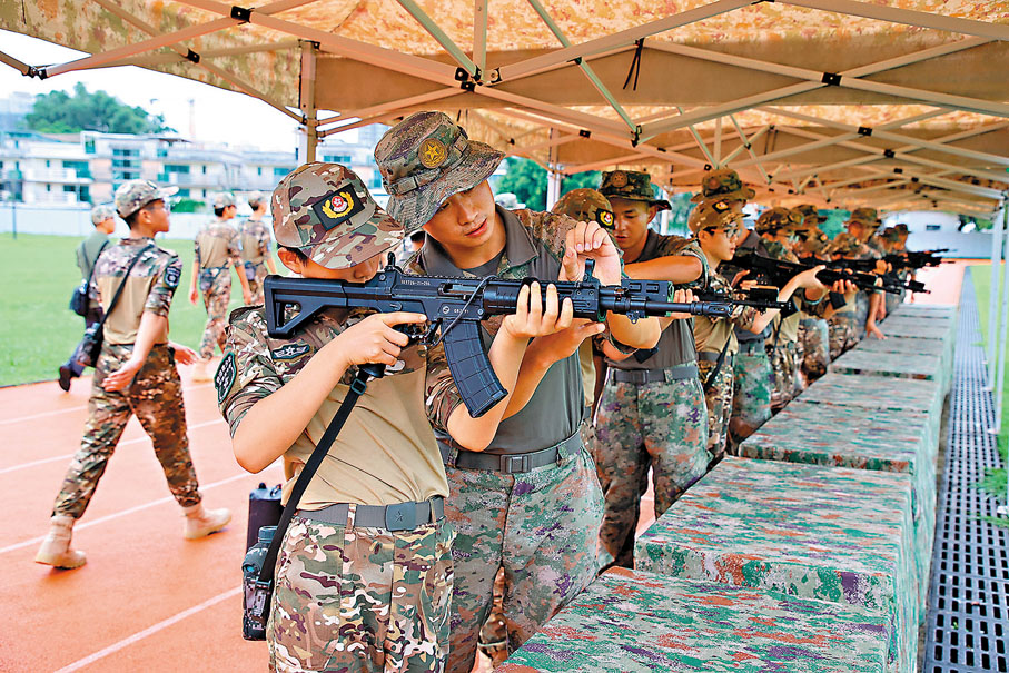 ●學員們進行射擊訓練。
