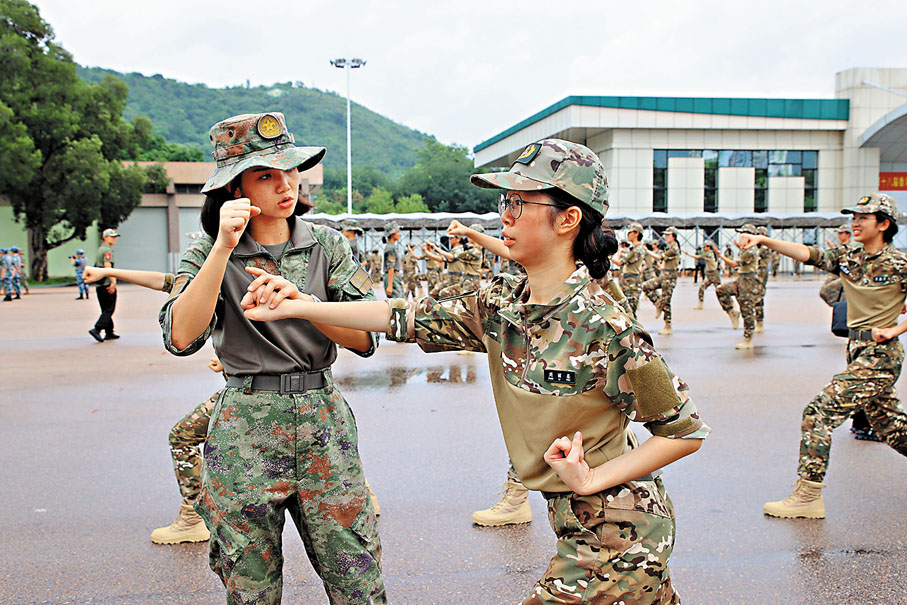 ●學員們接受軍事體育訓練。