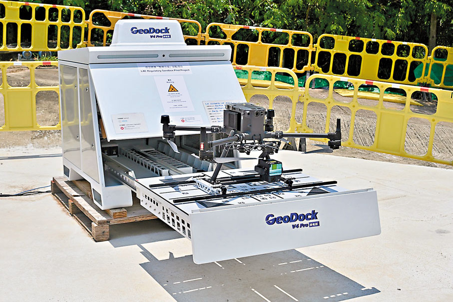 ●發展局引進先進停機坪裝置，為無人機自動更換電池。