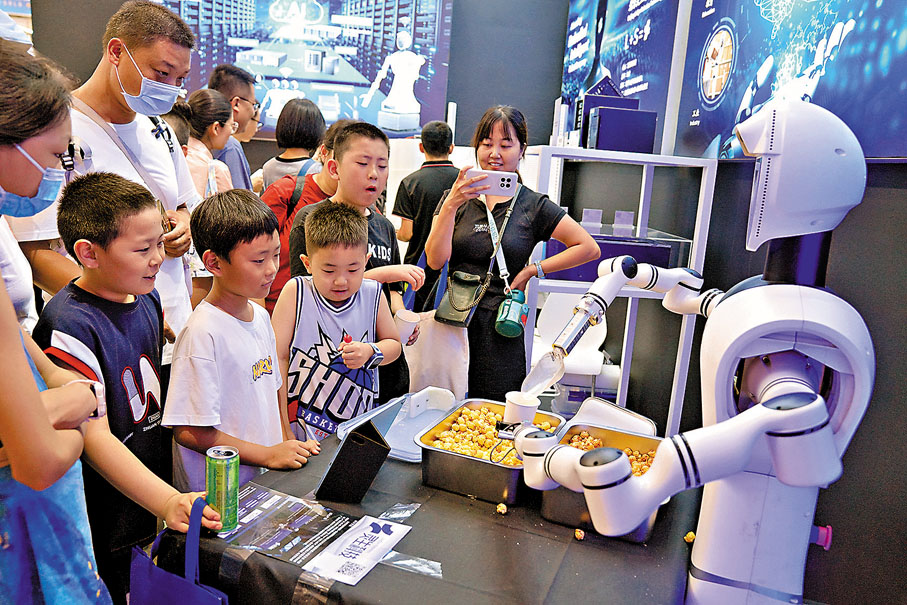 ●2025世界機器人大會展示國產機器人「能整活會幹活」。圖為機器人為小朋友們送上爆米花。 中新社