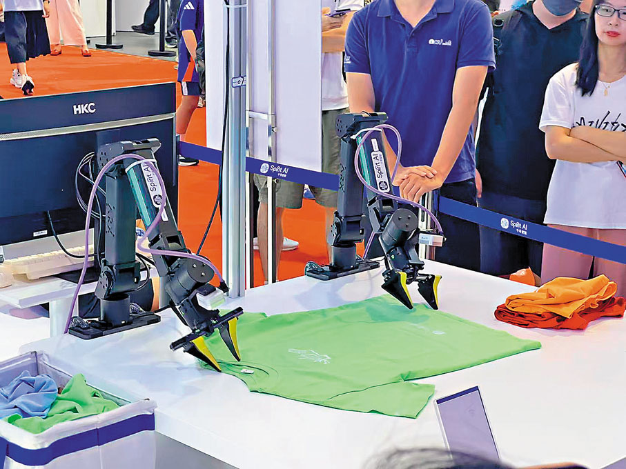 ●一款會疊衣服的機器人成為觀眾關注的焦點。香港文匯報記者郭瀚林  攝