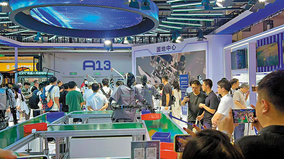 ●走上流水線「打工」的人形機器人。香港文匯報記者郭瀚林  攝