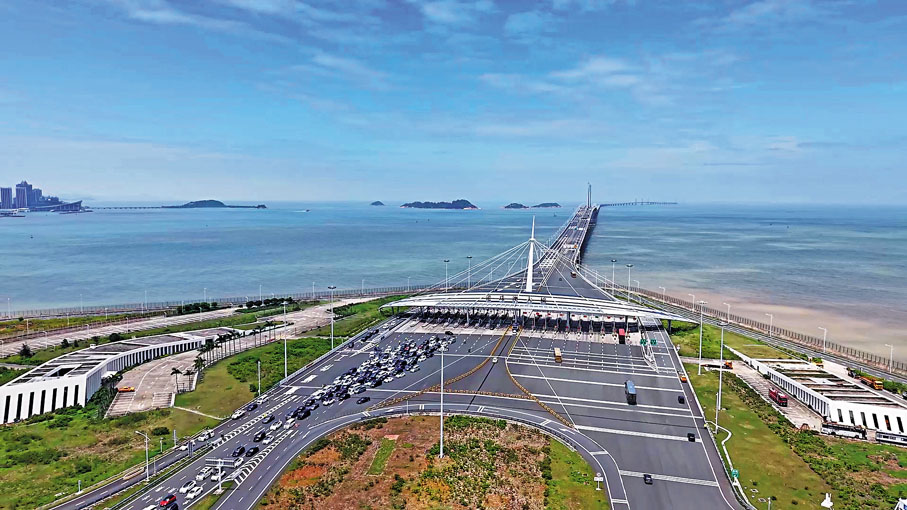 ●「港澳車北上」今年暑假以來同比大增28%。圖為港澳車輛經港珠澳大橋出行。 香港文匯報珠海傳真