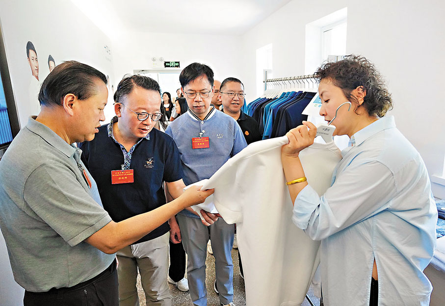 ●港區人大代表視察昌吉溢達紡織有限公司。大公文匯全媒體記者何嘉駿  攝
