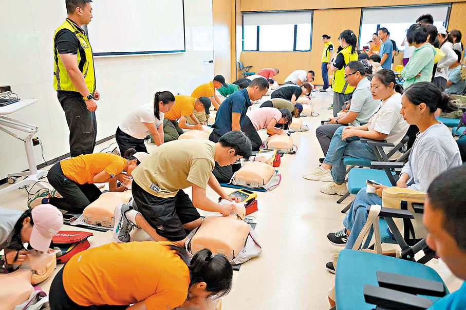 ●深圳「2025年免費公眾急救課程（培訓）」現場。香港文匯報記者郭若溪  攝