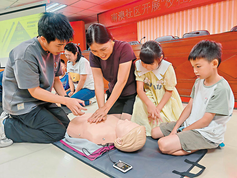 ●親子家庭在社區學習心肺復甦急救技能。香港文匯報記者郭若溪  攝