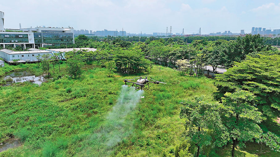 ●連日來，廣東各地利用無人機對蚊蟲易滋生區域進行消殺。 香港文匯報廣東傳真