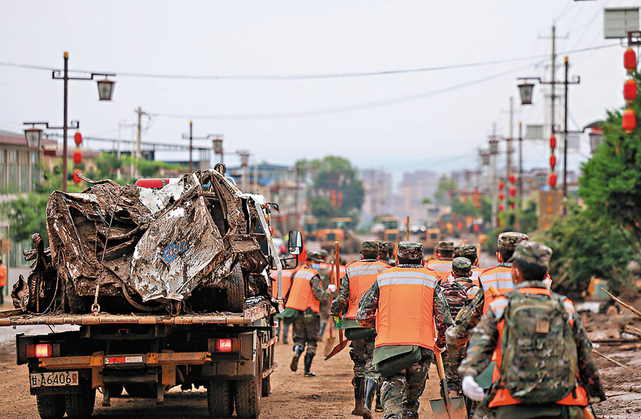 ●8月10日，武警甘肅總隊機動支隊官兵在蘭州市榆中縣救援一線。新華社