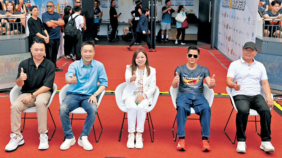 ●羅淑佩(中)、郭富城(右二)及馬浚偉(左二)等人擔任主禮嘉賓。