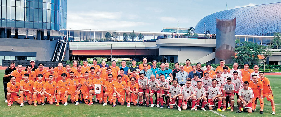 ●「香港明星足球隊」與「香港傳奇足球隊」昨日進行友誼賽。