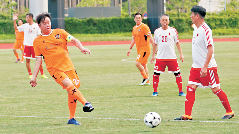 ●譚詠麟在綠茵場上拚勁十足。