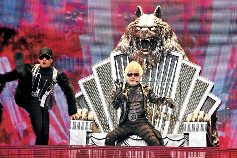 ●張衛健化身黑超白毛猴王。 