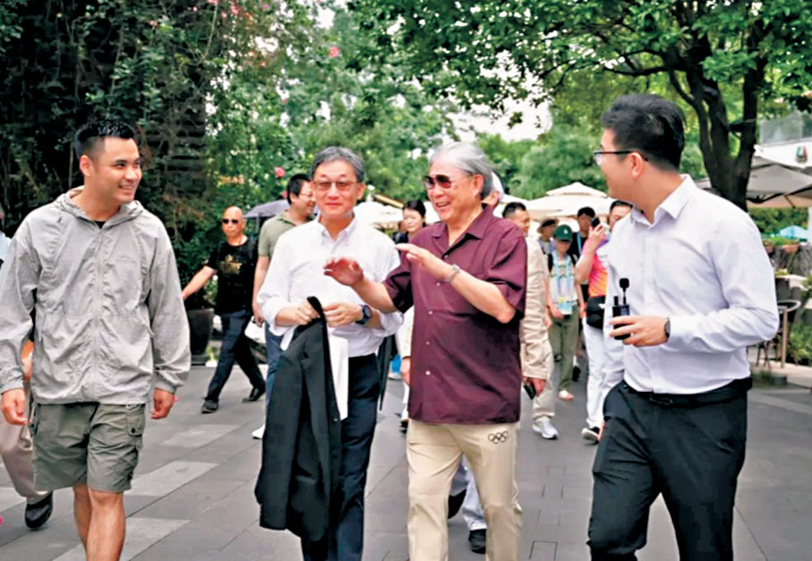 ●霍震霆漫步成都高新區鐵像寺水街。  紅星新聞供圖