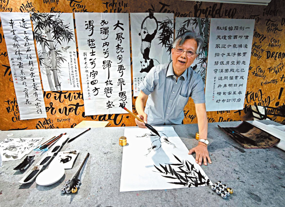 ●葉永潤在工作室內創作。