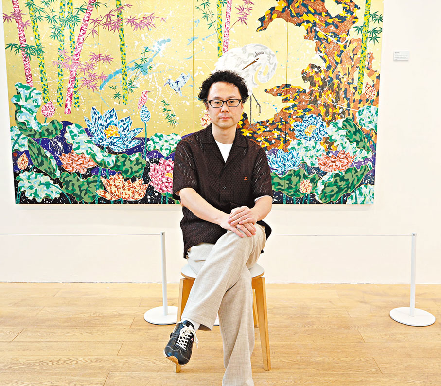 ●深沢尚宏與他此次呈現的最大幅畫作《Bird and Lotus》。