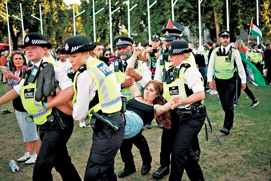 ●英警方出動大批警力，強行抬走示威者，拒絕提供資料的人被送往拘留所。 法新社
