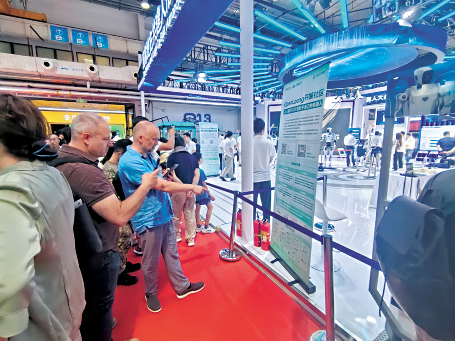 ●外國觀眾認真觀展。