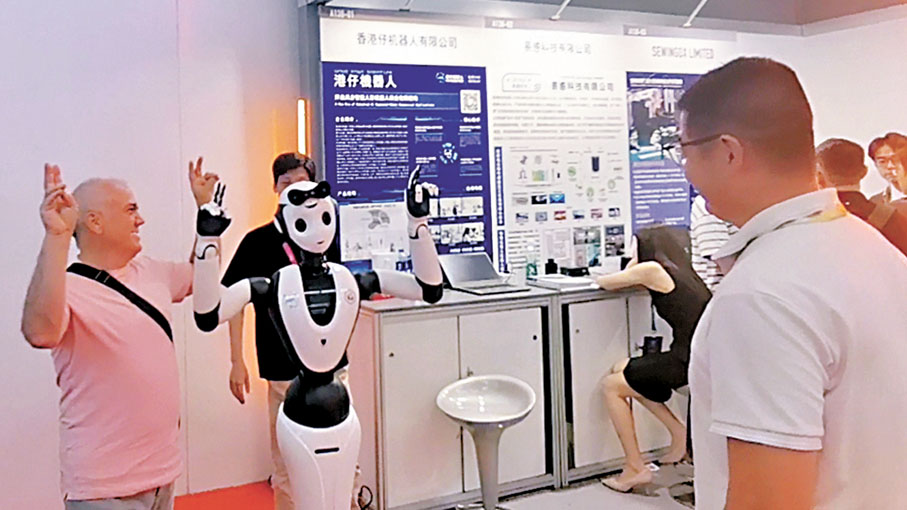 ●外國觀眾跟「港仔」機器人合影。