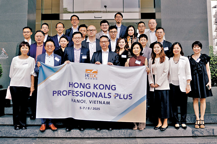 ●貿發局副總裁劉會平（前排左三）及貿發局專業服務諮詢委員會主席袁國強（前排左四）共同率領代表團訪問越南河內。 貿發局圖片