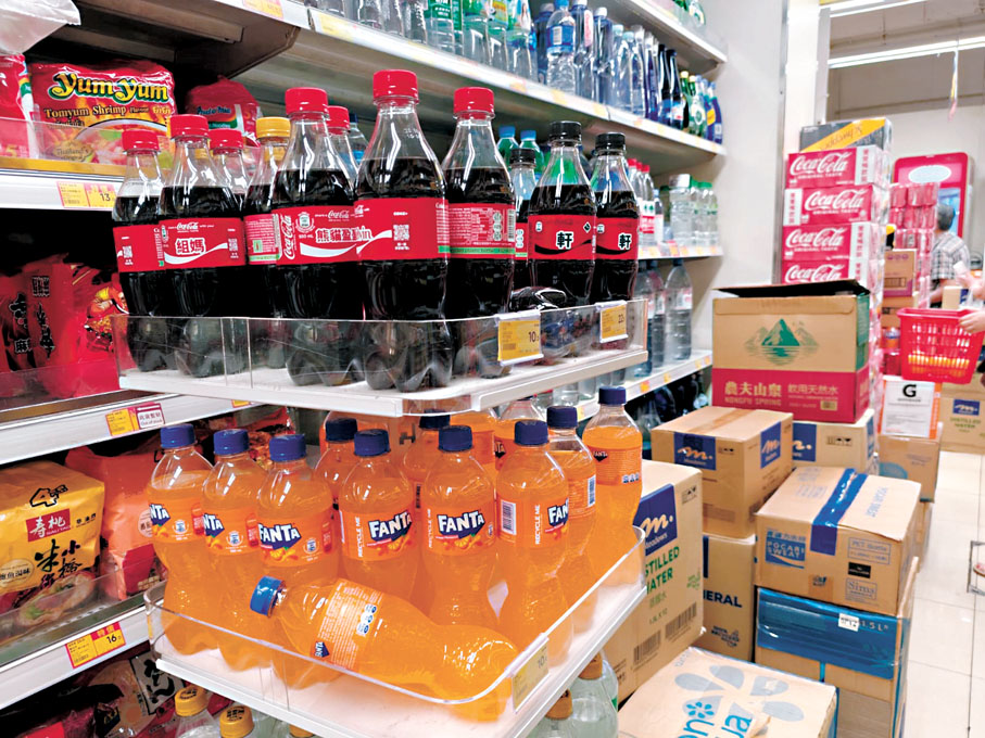 ●警方提醒市民在購買食品及飲料時應小心檢查清楚包裝有無破損或不完整。 香港文匯報記者劉友光  攝