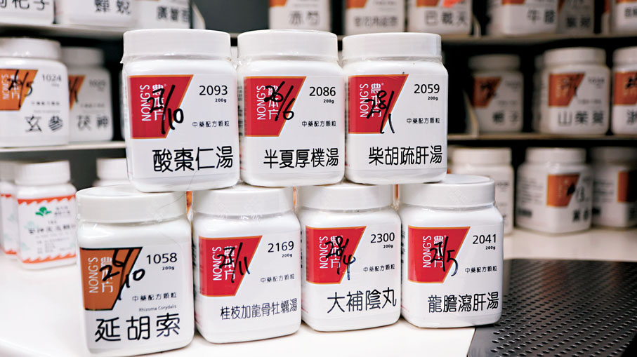 ●劉浩泉指中藥酸棗仁湯、延胡索等對戒毒過程起到紓緩作用。 香港文匯報記者黃艾力  攝