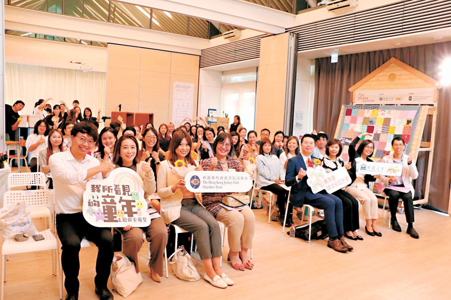 ●李嘉惠（前排左三）早前與和諧之家活動出席人士合照。 香港大學供圖
