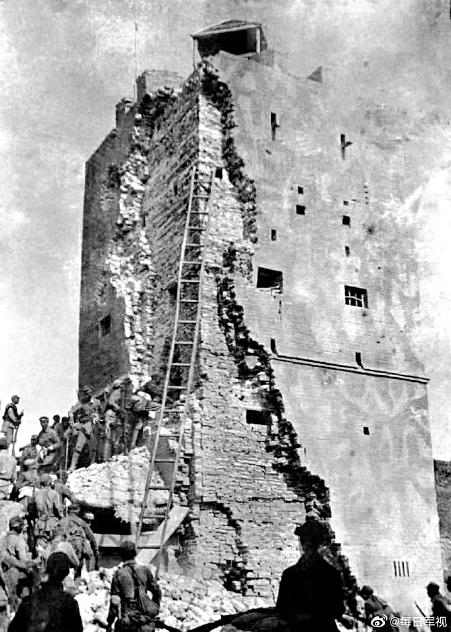 ●1945年6月30日，安陽戰役水冶戰鬥中，蔣克誠率隊攻上日軍大碉堡。這張照片也成為黨史記載這段歷史時最常用的影像資料。香港文匯報瀋陽傳真