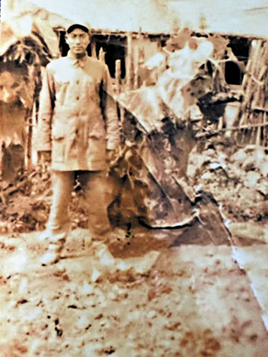 ●蔣援和珍藏的父親蔣克誠1943年任中共林安湯邊工委書記時在部隊所在地拍攝的一張老照片，可以看到當時革命老區的艱苦環境。香港文匯報記者于珈琳  攝