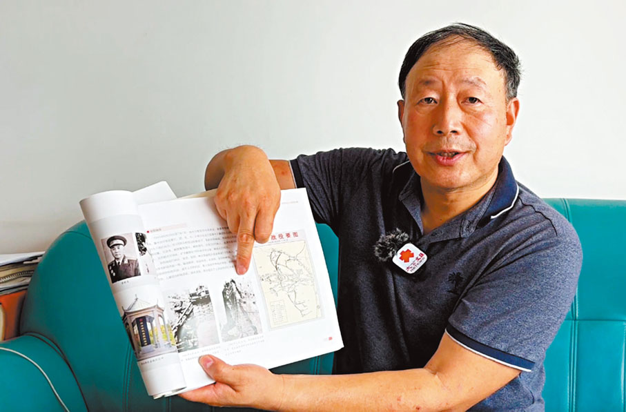 ●蔣克誠的小兒子蔣援和向香港文匯報記者講述父親率隊攻克水冶城經過。香港文匯報記者于珈琳 攝