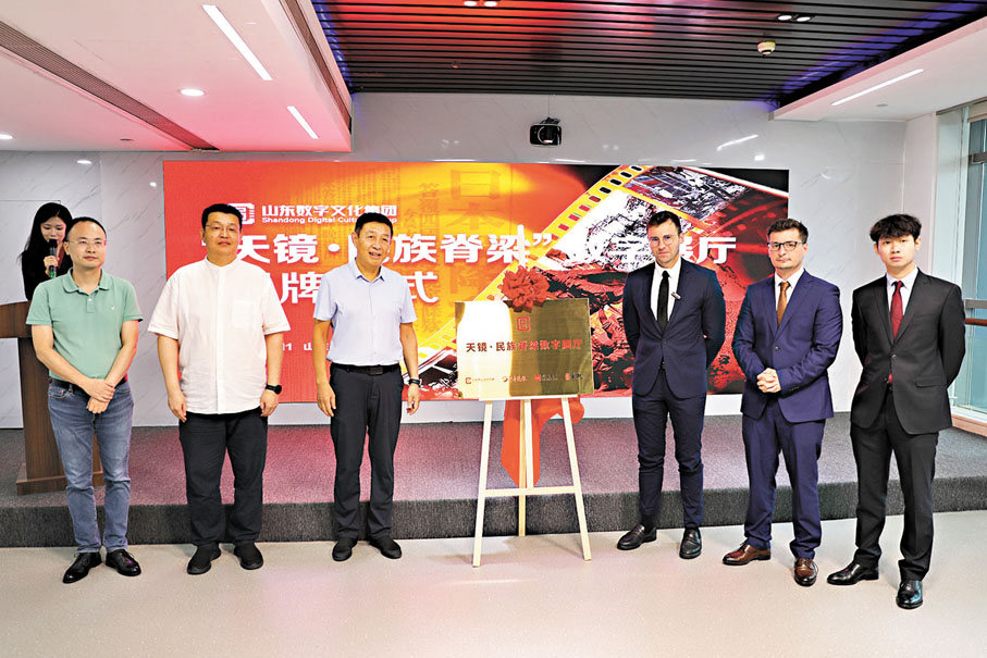 ●馬庫斯（右三）與好友士傑（右二）、鍾灝松（右一）參加「天鏡·民族脊樑」數字展廳揭牌儀式。 香港文匯報記者丁春麗  攝