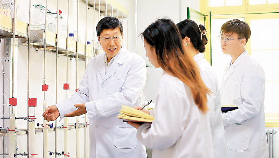 ●于廣利教授在實驗室指導研究生純化BG136。