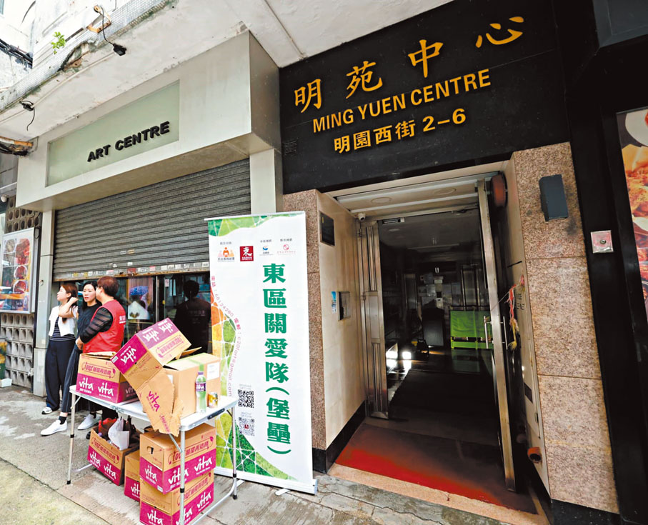 ●關愛隊在停電現場協助受影響居民。香港文匯報記者劉友光  攝