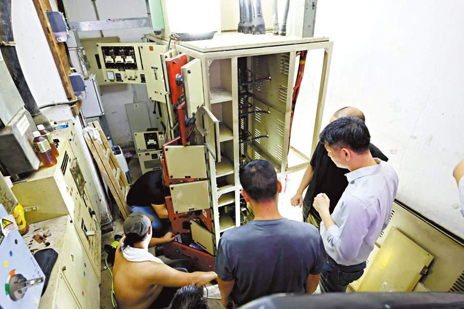 ●工程人員在明苑中心的電錶房搶修電力系統。香港文匯報記者劉友光  攝