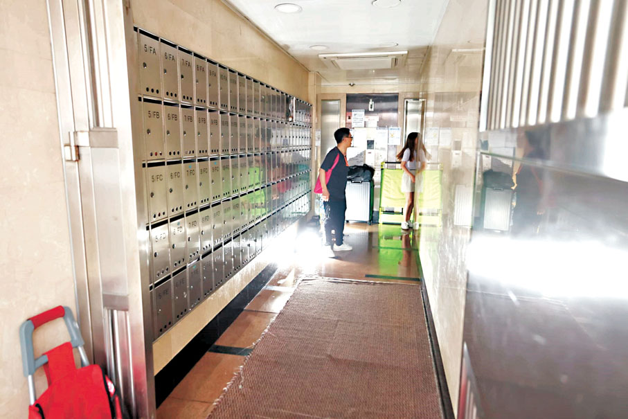 ●停電期間港燈在大廈大堂提供臨時照明。香港文匯報記者劉友光  攝