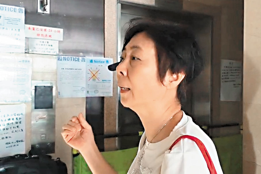 ●住戶李女士指前晚事後很快已有民政事務處、關愛隊及議員前來協助居民，又派發樽裝水，「做得好好。」香港文匯報記者劉友光  攝