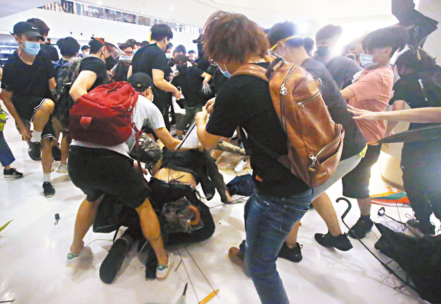 ●暴徒當日在沙田新城市廣場內包圍及襲擊倒地警員。 資料圖片