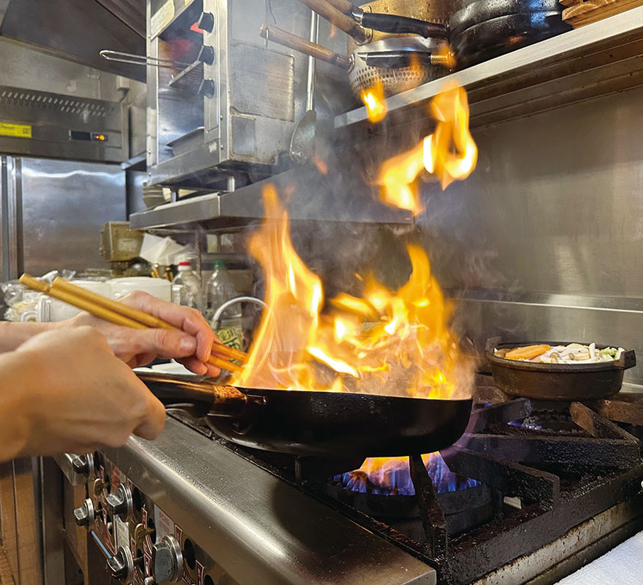 ●日式料理也講求「鑊氣」，明火煮食爐效率較高，可快速加熱，火力亦較均勻，讓廚師更容易掌握火候，煮出具「鑊氣」的菜色。