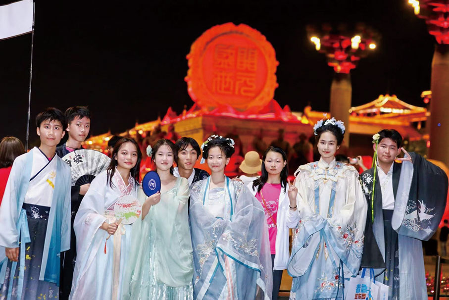 ●團員夜遊大唐不夜城，穿上漢服感受大唐盛世的古韻風采，傳承中國歷史文化。