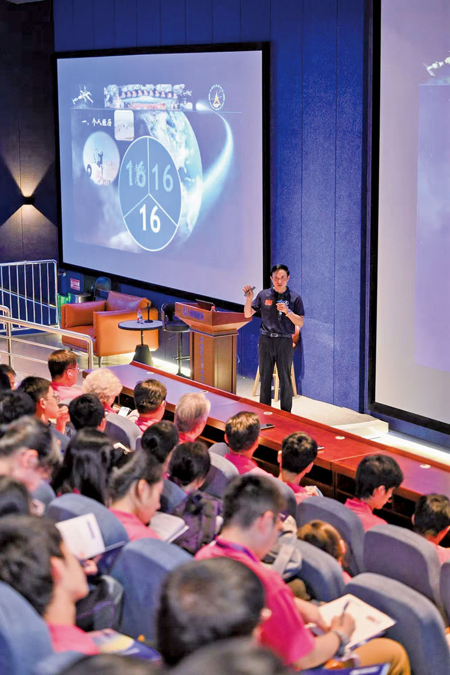 ●中國一級航天員陳全在《航天員選拔與訓練》講座中講述航天員訓練的艱辛歷程。