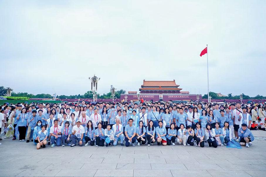 ●凌晨二時，團員出發觀看天安門升旗儀式，一眾學生充滿了民族自豪感。