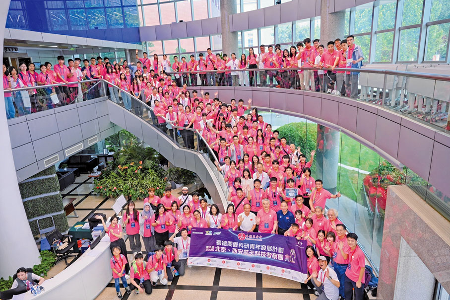 ●中國人民解放軍航天員大隊首任大隊長申行運以親歷者身份，生動講述了中國航天員大隊的組建歷程、航天員的苛刻選拔標準和魔鬼式訓練細節。