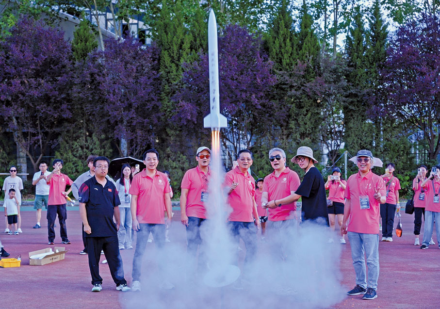 ●藍國慶、蔡敬業、梁偉達帶領學生一起進行火箭發射活動，與學生共同學習。